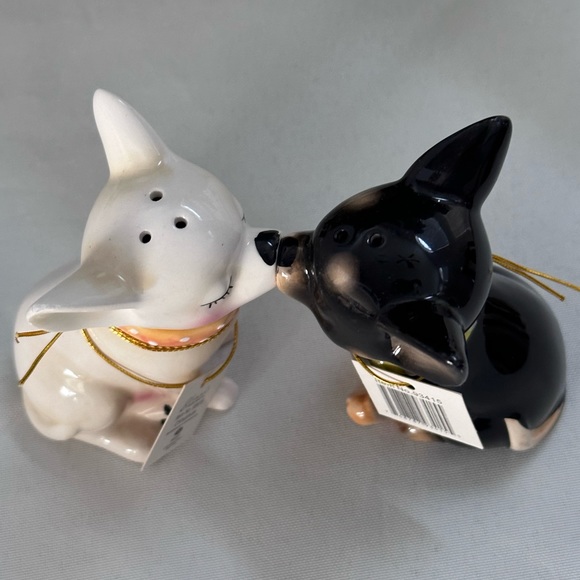 NWT Westland Giftware kissing Chihuahua’s magnetic salt and pepper shakers - Picture 7 of 12
